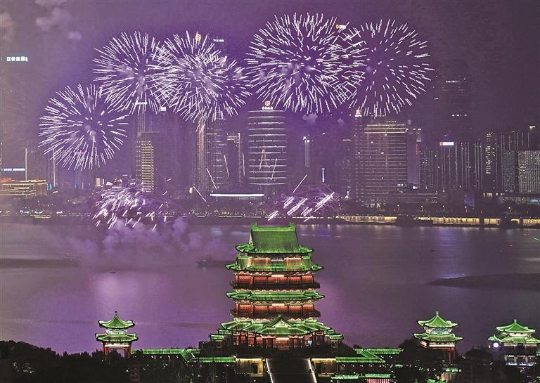 图为江西省南昌市迎春烟花晚会现场。新华社发