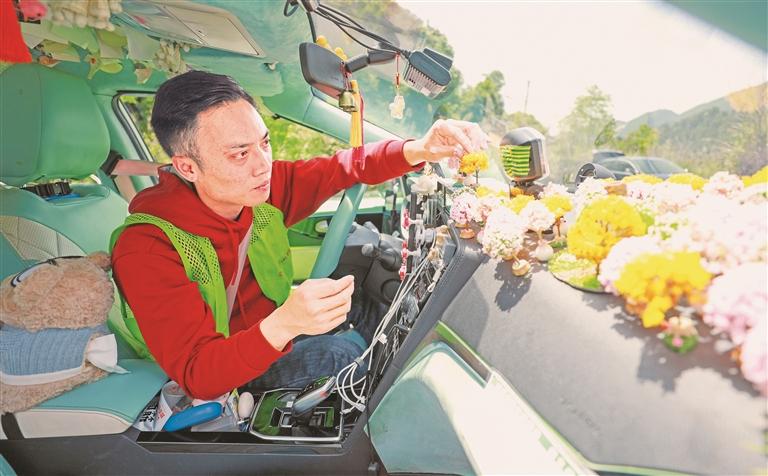 近年来,一些地方运营出租车必须本地户籍、禁行区域内加油站不得给摩托车加油、全域禁燃烟花爆竹等“问题法规”,通过备案审查得以纠正。 图为贵州省都匀市,出租车驾驶员在整理内饰。新华社发